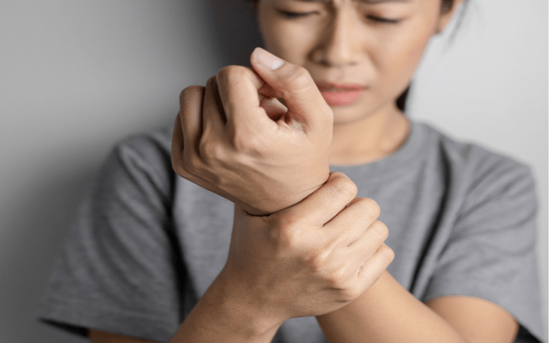 Nguyên Nhân Gây đau Cổ Tay Sau Sinh Và Cách Phòng Tránh
