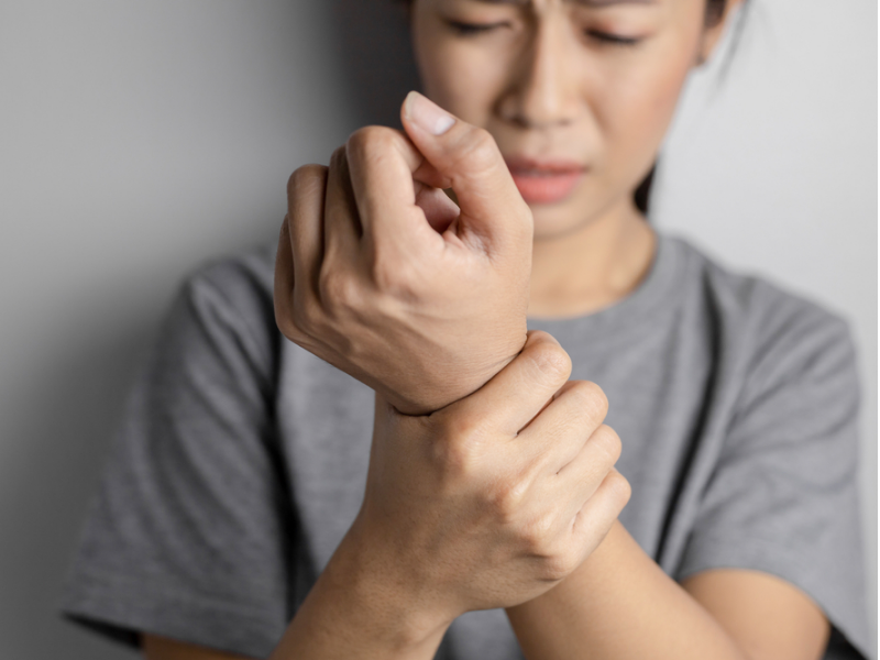 Nguyên nhân gây đau cổ tay sau sinh và cách phòng tránh