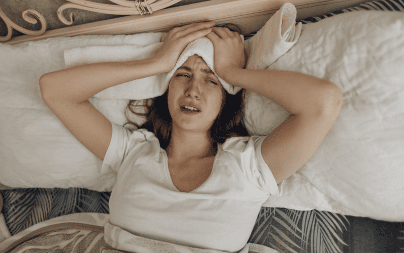 Chườm nóng hoặc lạnh là phương pháp đơn giản nhưng mang lại hiệu quả rõ rệt trong cách làm hết đau đầu nhanh chóng Chườm nóng hoặc lạnh là phương pháp đơn giản nhưng mang lại hiệu quả rõ rệt trong cách làm hết đau đầu nhanh chóng