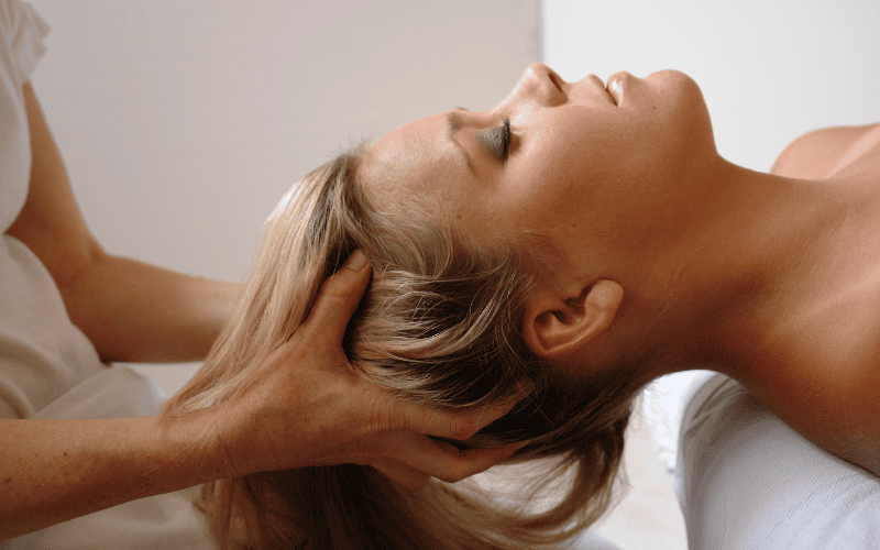 Massage nhẹ nhàng da đầu là phương pháp giúp giảm đau nhanh chóng Massage nhẹ nhàng da đầu là phương pháp giúp giảm đau nhanh chóng