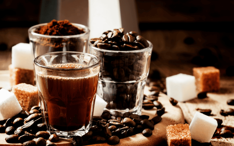 Caffeine có thể làm tăng nhịp tim và huyết áp Caffeine có thể làm tăng nhịp tim và huyết áp