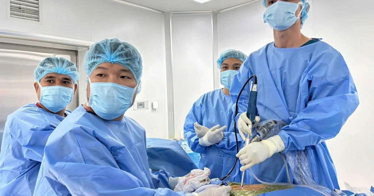 Phẫu thuật nội soi cột sống là phương pháp quen thuộc trong điều trj