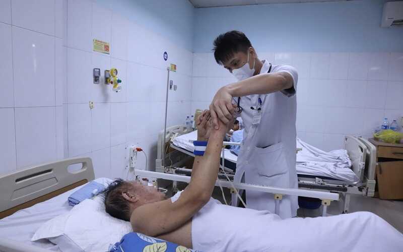 Bac Si Tham Kham Cho Mot Benh Nhan Dot Quy