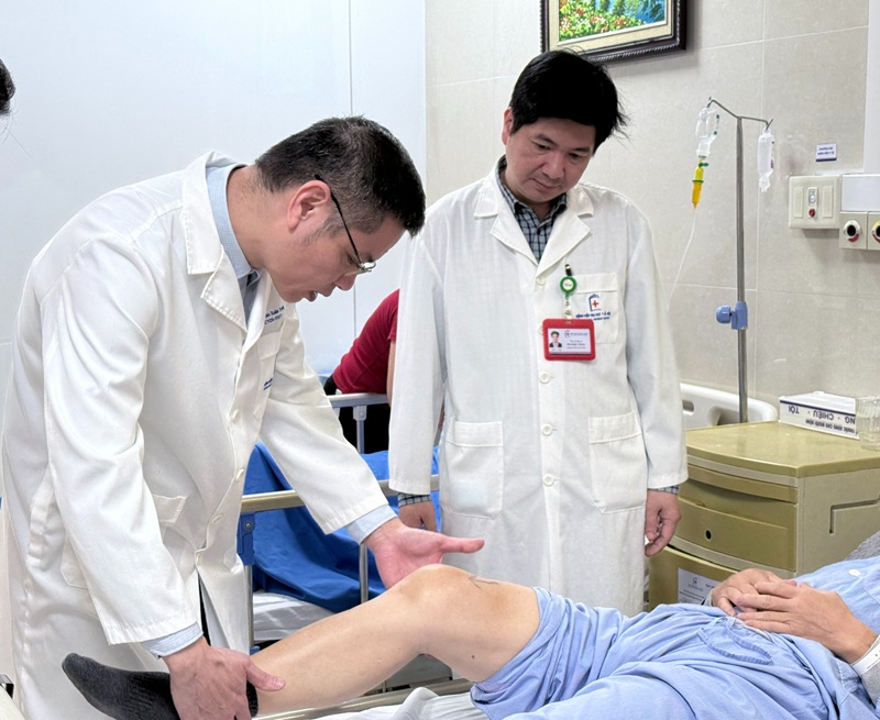 Lan Dau Viet Nam Phau Thuat Thay Khop Goi Bang Robot